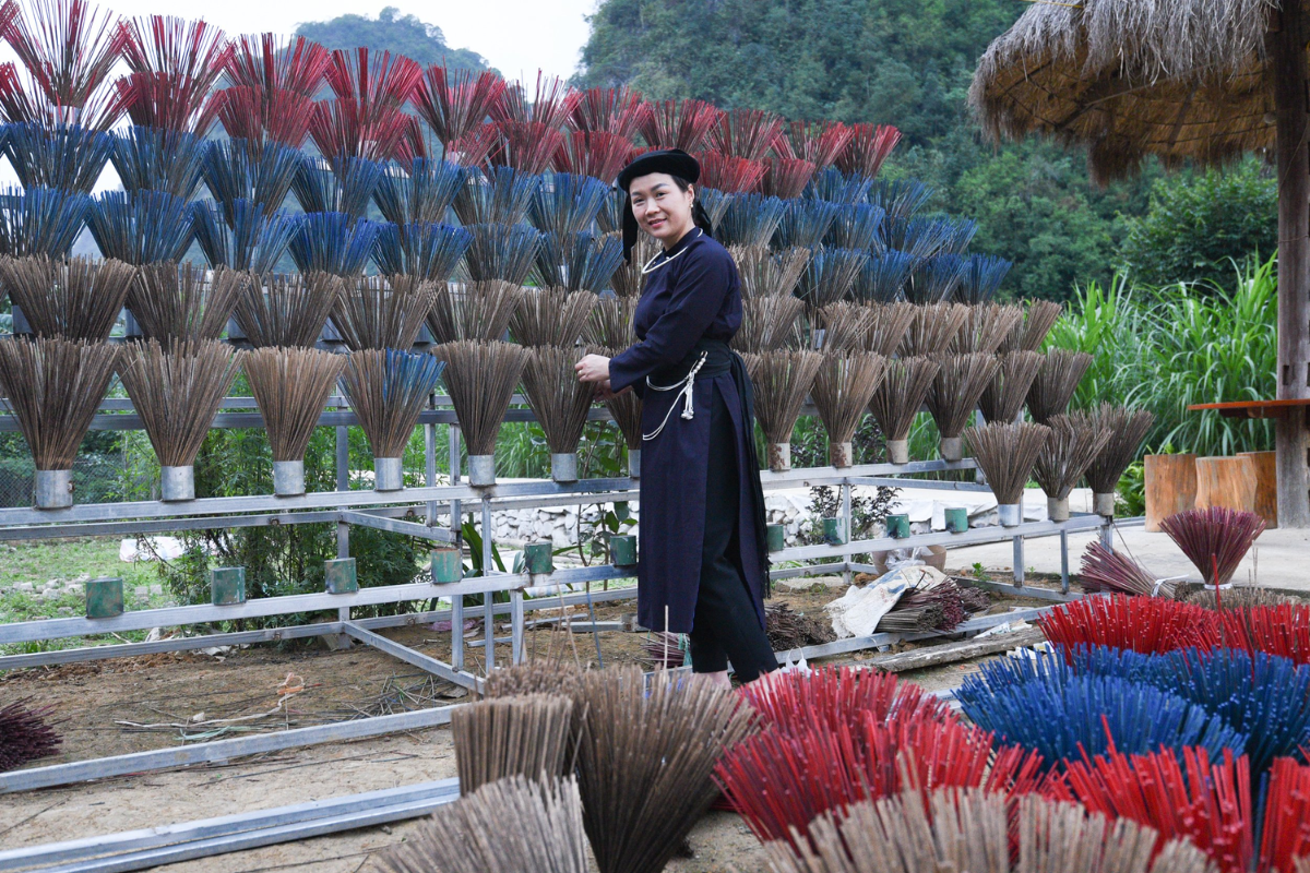 Nung An villagers engaging in daily chores and local crafts